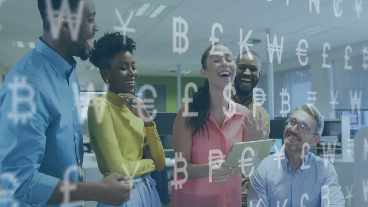 animación del procesamiento de datos financieros y símbolos monetarios sobre diversas personas de negocios