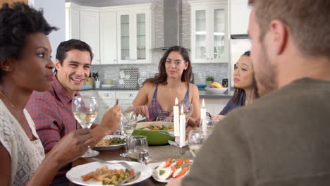amigos hablando y comiendo en una mesa de cena, cámara lenta