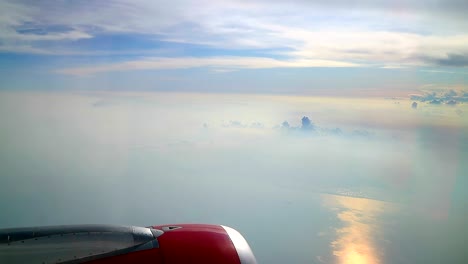 Hermosa-Vista-Del-Reflejo-Del-Sol-Desde-Las-Ventanas-De-La-Cabina-De-Pasajeros