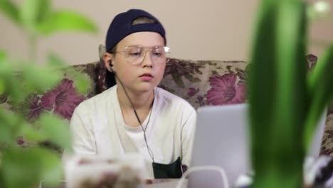joven jugador con auriculares disfrutando de la música en casa