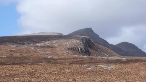 sombras gigantes se mueven sobre la vasta, accidentada y pintoresca montaña de quinag sail garb en sutherland, las tierras altas de escocia, reino unido.