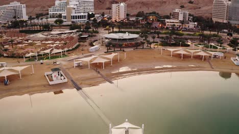 4K-Luftdrohnen-Dolly-Aufnahme-Des-Sonnenuntergangs-über-Der-Wüsten-Hotelzone-Am-Toten-Meer