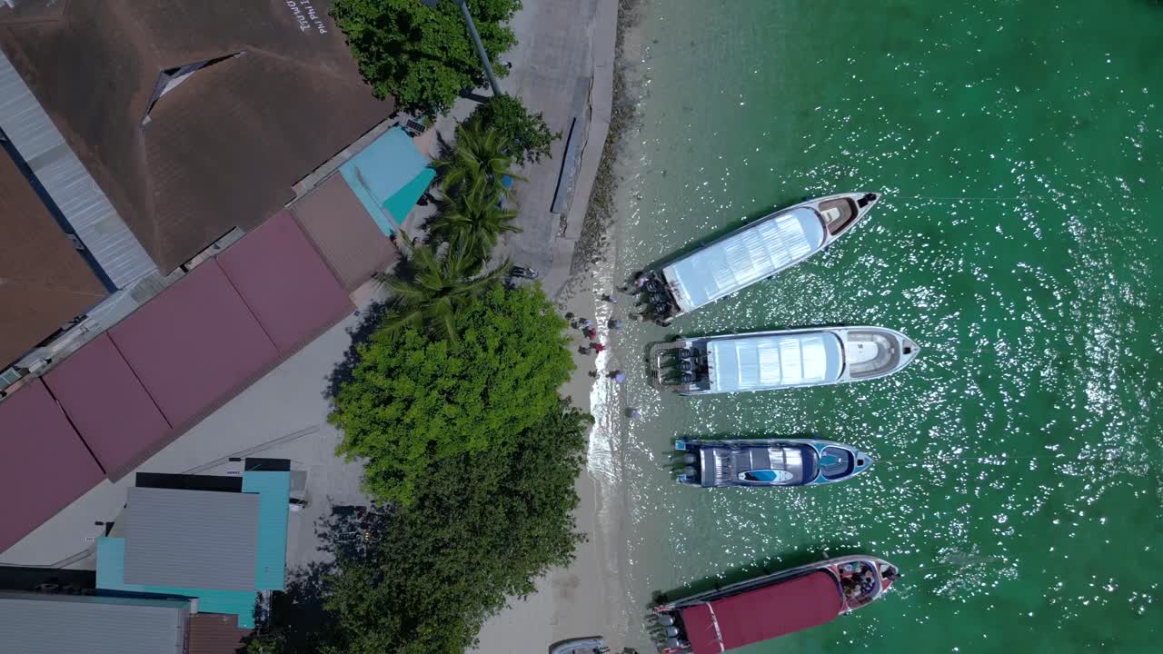 열대 해변 에 있는 배 들 의 공중 사진