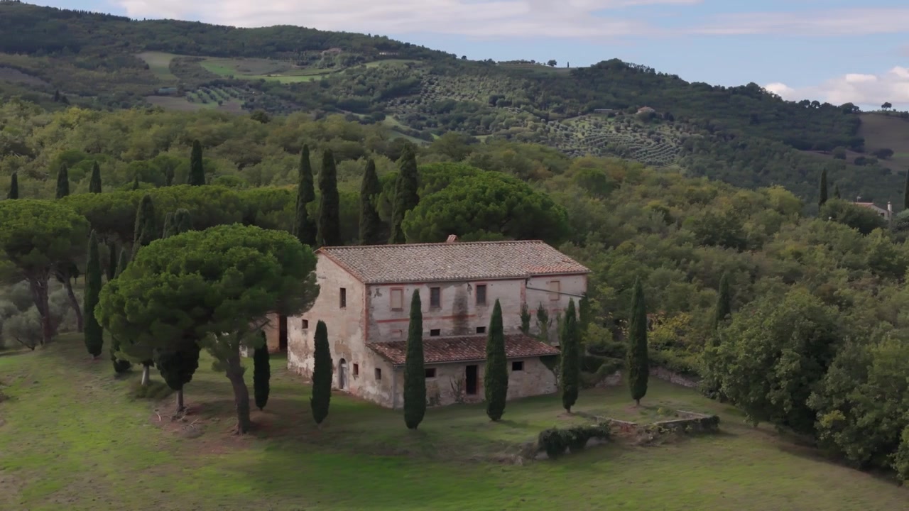 Bellissimo agriturismo isolato con vista sulla campagna, Poggio Covilli. Ripresa con drone