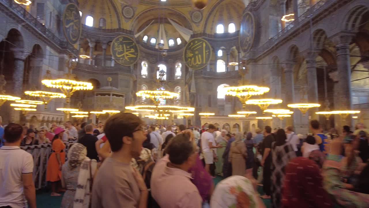 Interno di Santa Sofia: Una visita affollata al monumento storico di Istanbul
