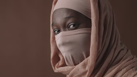 retrato en primer plano de una mujer con hijab