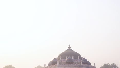 Nila-Gumbad-De-La-Vista-Exterior-De-La-Tumba-De-Humayun-En-La-Mañana-Brumosa-Desde-Una-Perspectiva-única