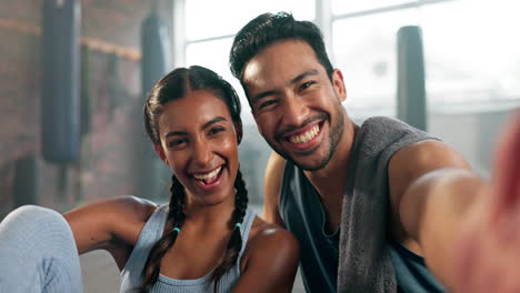 Face-of-happy-couple,-gym-and-selfie-in-training