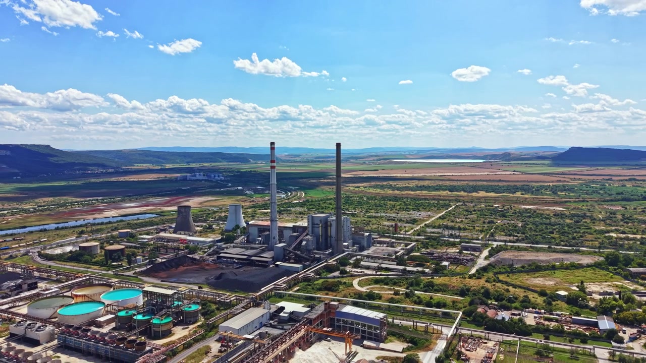 Usina de energia na paisagem vista de cima com céu azul e nuvens em um dia ensolarado