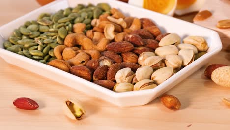 variedad de fuentes de proteínas en la superficie de madera