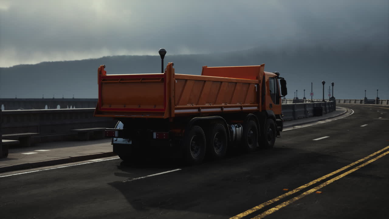 большой грузовик на мосту.