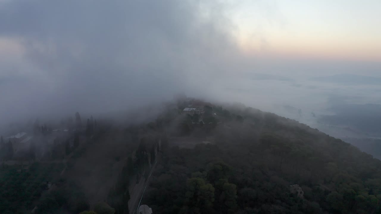 el amanecer de la montaña brumosa