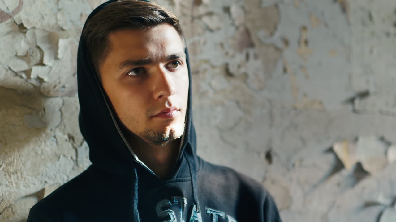 triste joven fumando en un edificio abandonado 3