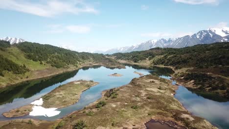 toma de drones de los lagos de montaña del interior de alaska
