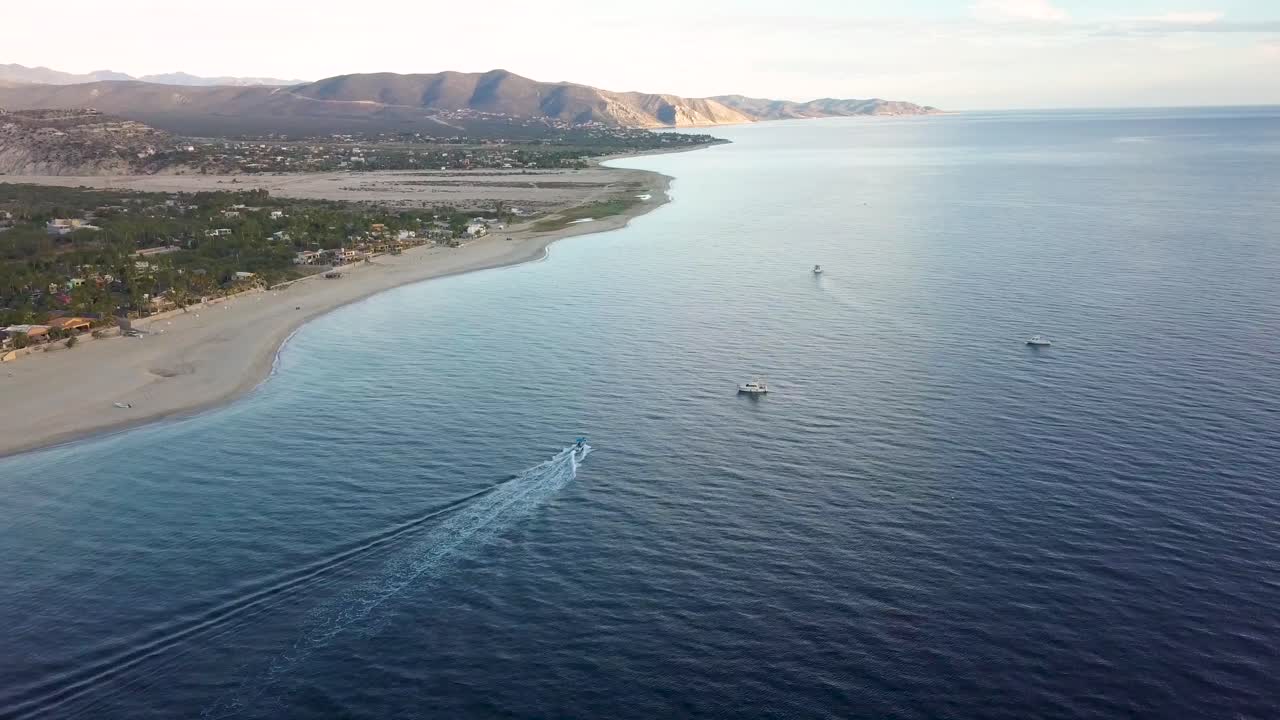hermosa costa de playa tropical en méxico - drone aéreo cinematográfico que establece la vista