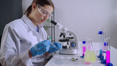 Científico trabajando en un laboratorio