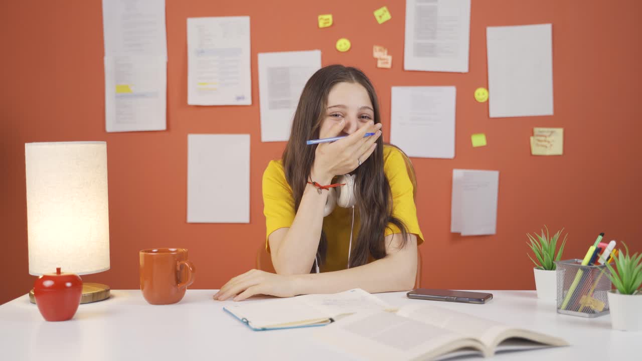 부끄러운 살아있는 소녀 아이가 카메라를 쳐다보고 있습니다.