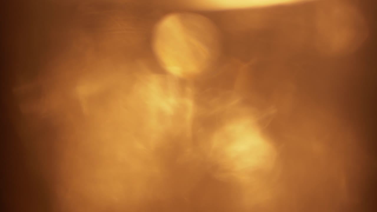 Transizione Astratta con Fughe di Luce Arancioni Calde e Bokeh