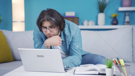 Junger-Mann-Konzentrierte-Sich-Auf-Laptop.