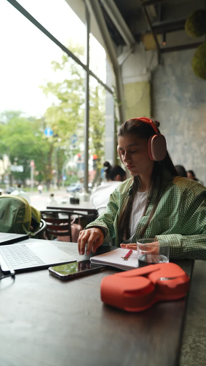 mujer estudiando en un café