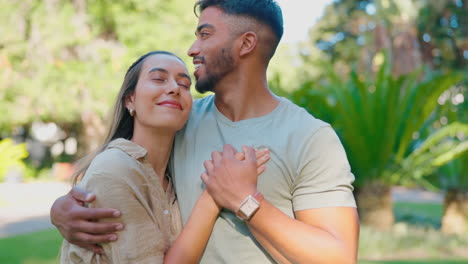 amor, relajarse y feliz pareja interracial en el parque