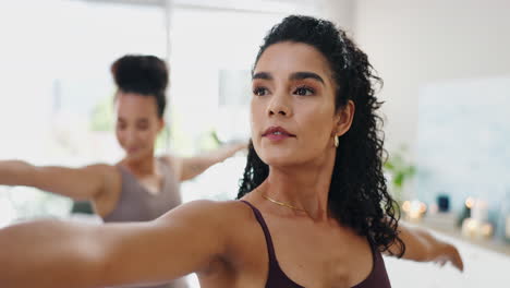 dos mujeres practicando yoga