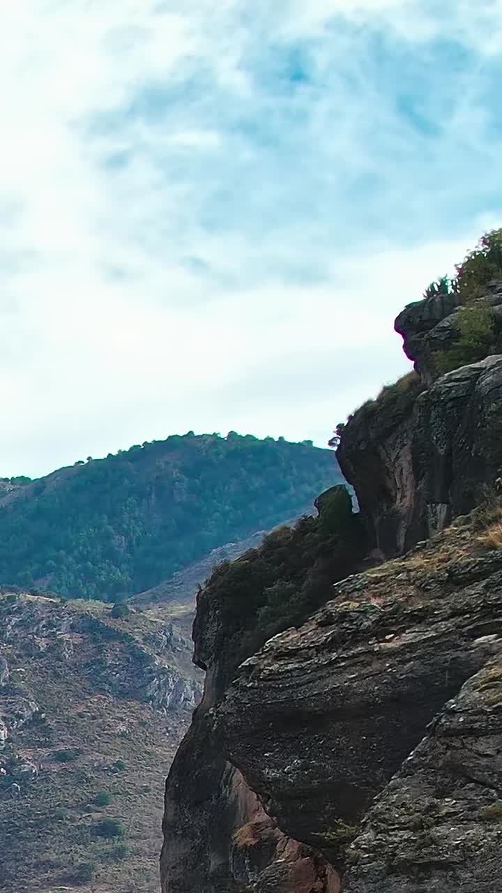 Vistas da paisagem rochosa de Granada com uma pequena casa no penhasco