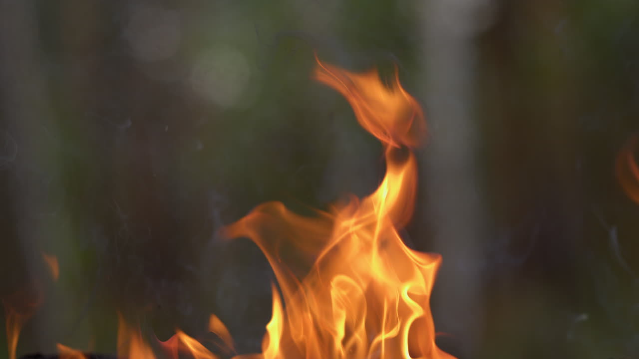 Primo piano di fiamme di fuoco che bruciano sfondo al rallentatore
