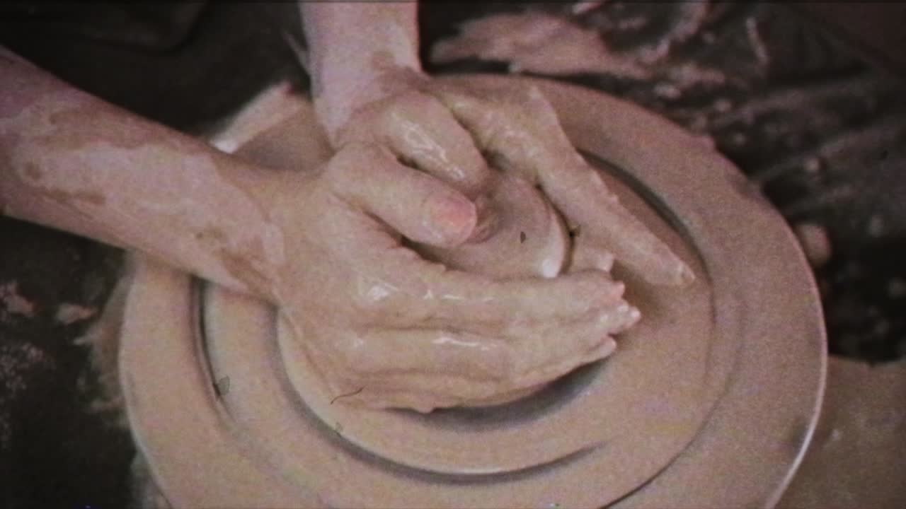 도자기가 여인에게 점토 접시를 만드는 법을 가르친다. 남자는 여자의 손을 잡는다. 빈티지 효과.
