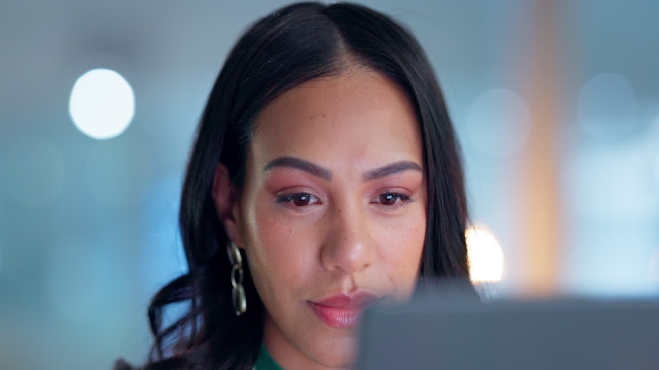 computadora, lectura y mujer de negocios en la oficina