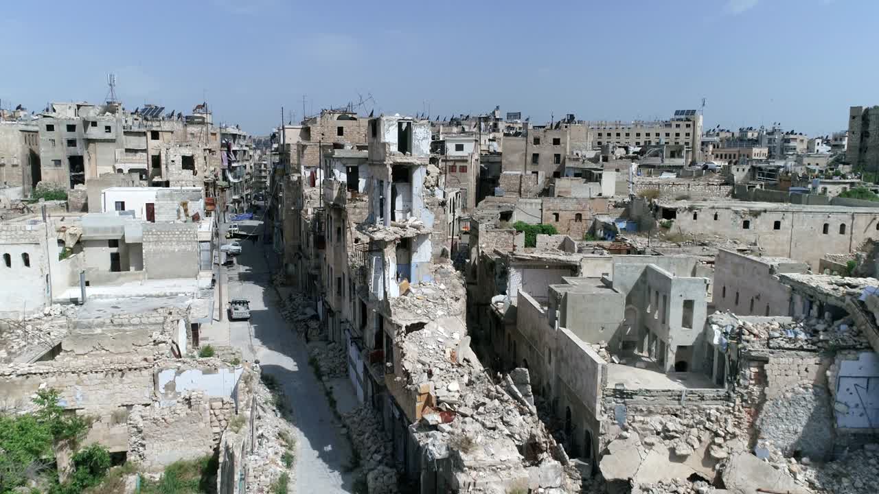 as ruas do centro histórico da cidade de aleppo, na síria, ainda podem ver edifícios destruídos, mesmo 10 anos após a guerra.