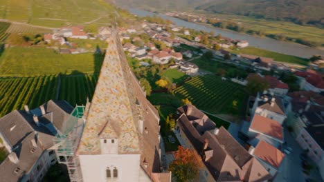 Disparo-De-Fpv-De-Proximidad-Volando-Alrededor-De-La-Abadía-De-Spitz-En-El-Valle-De-Wachau-Durante-Una-Hermosa-Puesta-De-Sol-Pictórica-De-Otoño