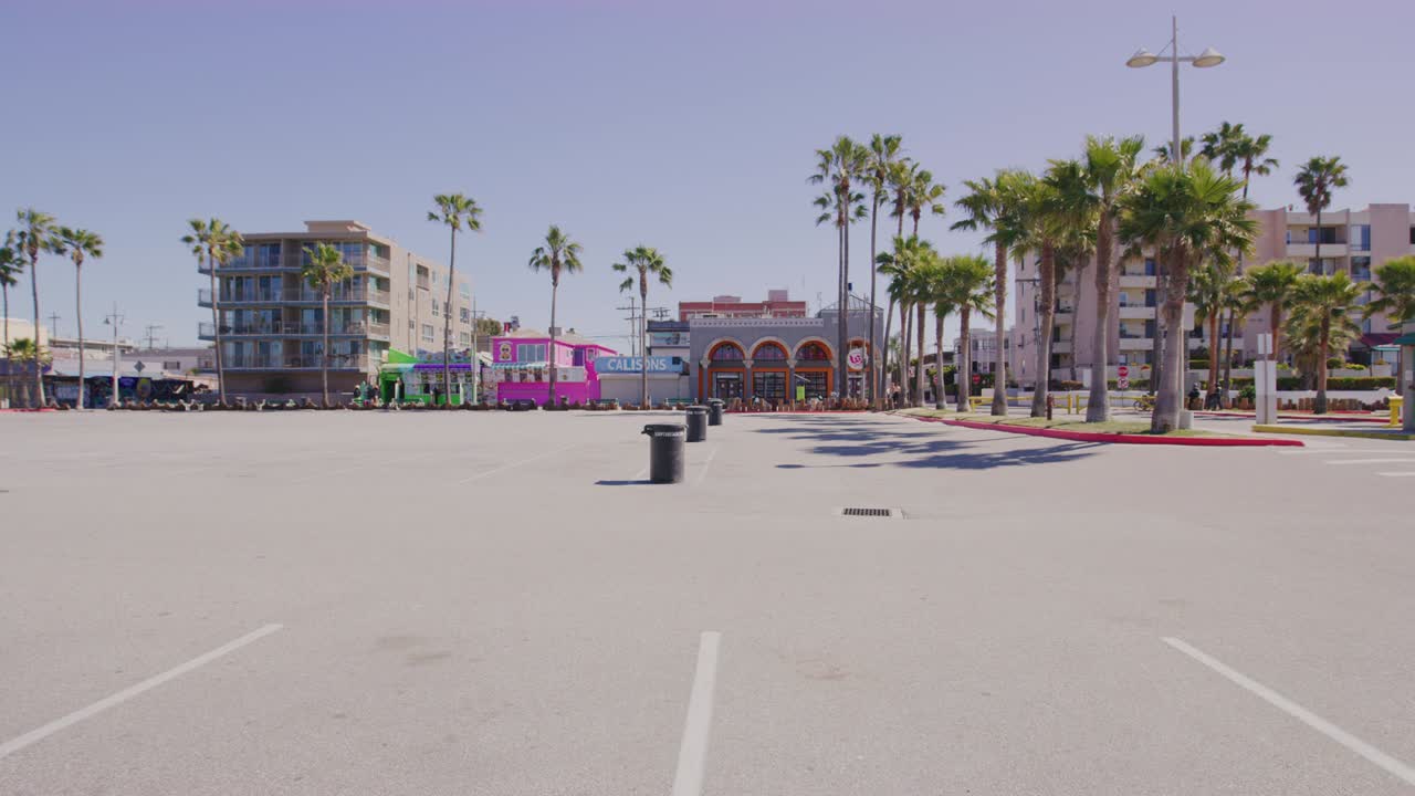 paseo marítimo vacío y tienda de alquiler de bicicletas cerrada en venice beach durante la pandemia de covid-19 en los ángeles, california