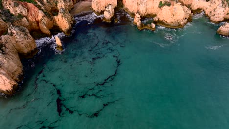 Pan-up-aufnahme-Von-Der-Algarve-küste