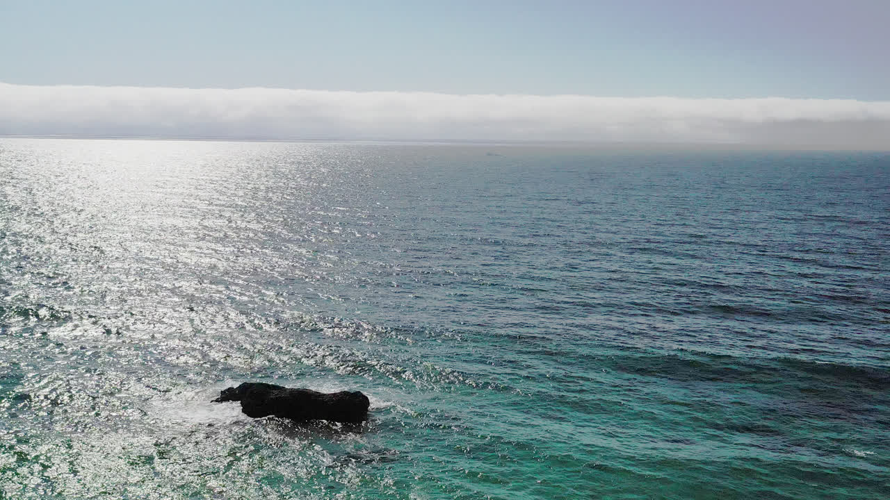 océano azul tranquilo y cielo durante el día