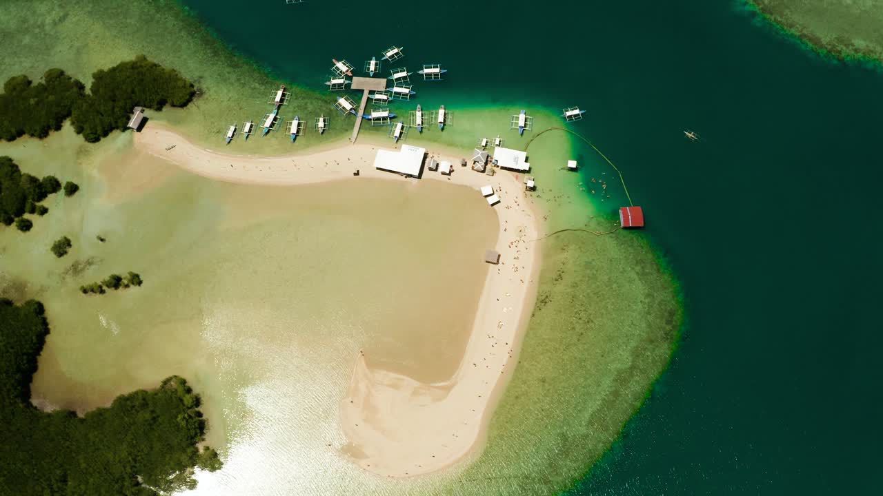 리 섬, 푸에르토 프린세사, 팔라완. 팔라완의 혼다 만에서 섬을 뛰어다니는 투어