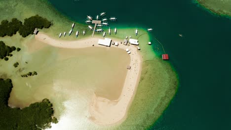 la isla de luli, puerto princesa, palawan. el recorrido por la isla en la bahía de honda, palawan