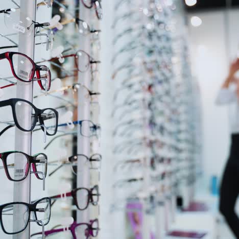 woman choosing glasses