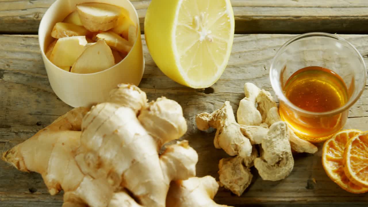 té de hierbas con jengibre y limón en una mesa de madera 4k