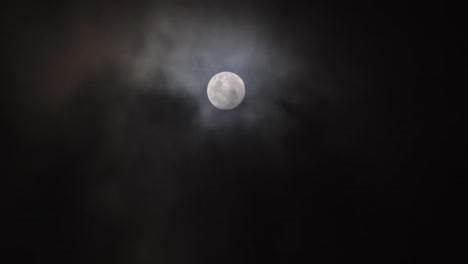 las nubes pasan frente a la luna llena en un cielo oscuro 2