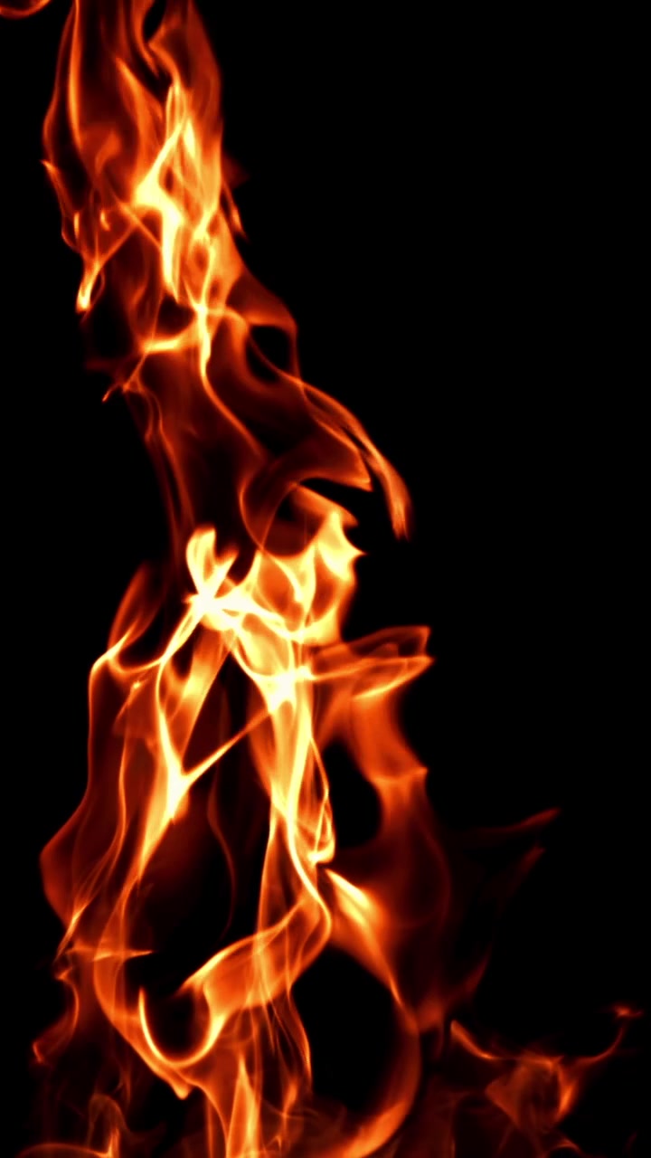 Primo piano di fiamme che ardono su sfondo nero
