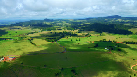 panoramablick auf die landschaft mit grünen feldern und bergen in atherton tablelands, queensland, australien - drohnenaufnahme aus der luft