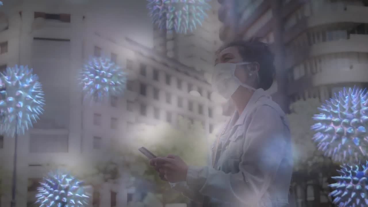 거리에서 얼굴 마스크를 쓰고 있는 여성에게 퍼지는 거대 코로나바이러스 코로나19 세포의 애니메이션