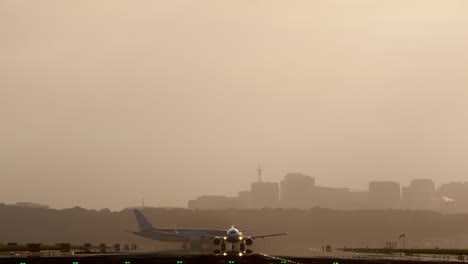 aterrizaje del avión en condiciones de niebla
