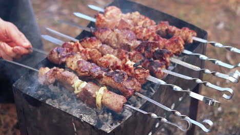hombre cocinando shish kebab marinado