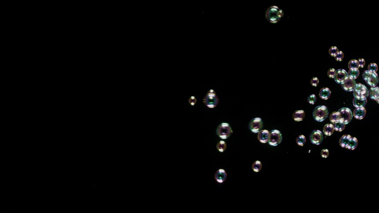 검은 바탕에 분리 된 수프 거품