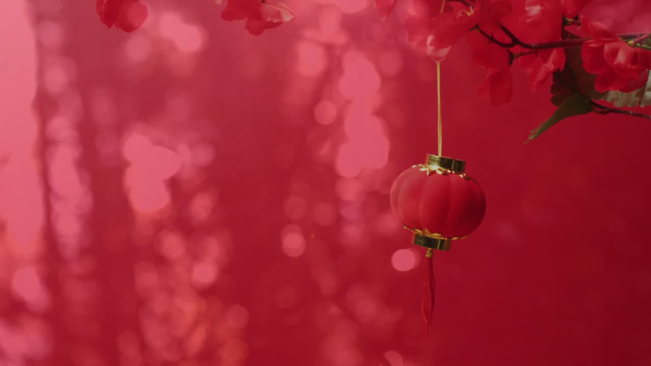 Animação de decorações tradicionais chinesas em fundo vermelho