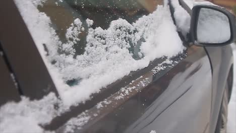 nieve en el coche en invierno almacen de metraje de video