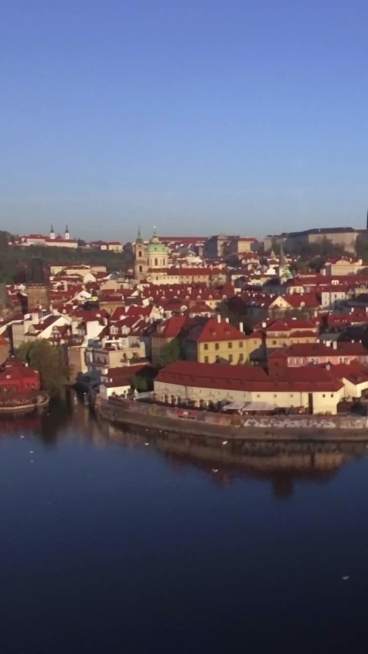 Vista aerea del paesaggio urbano di Praga con il fiume Moldava e tetti rossi