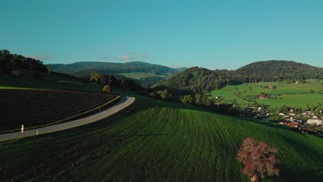 Secuencia-De-Una-Carretera-En-Un-Paisaje-Montañoso-En-Suiza